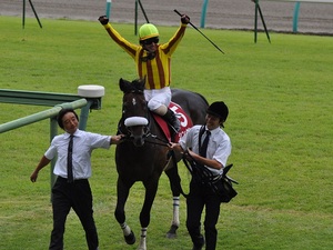 両手を挙げる藤田伸二