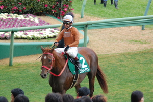 笑顔で引き揚げる横山典弘