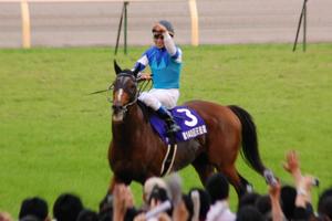 歓声に応えるウオッカ＆横山典弘