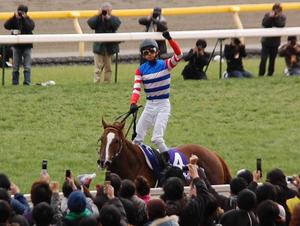 佐藤哲三ガッツポーズ