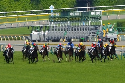 イスラボニータが先頭、直後にワンアンドオンリーが迫る