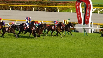 大接戦！！ゴールの瞬間、騎手同士が互いに顔を見合わせる