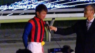 インタビューで感極まる吉原寛人騎手（金沢）