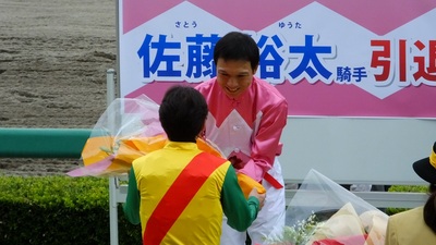 後任の騎手会長・左海誠二騎手から花束