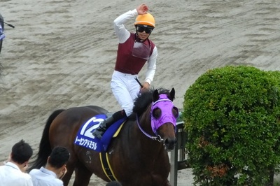 川島正太郎騎手ガッツポーズ