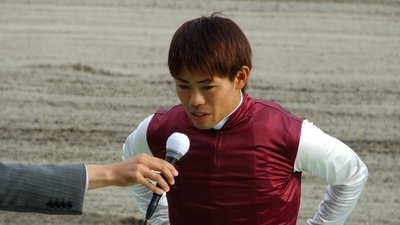 インタビュー中の川島正太郎騎手