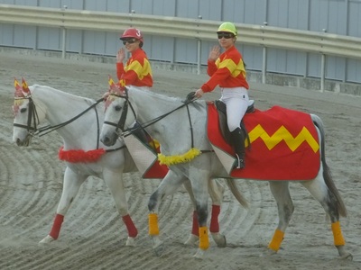 誘導馬・誘導員も佐々木竹見氏の勝負服に