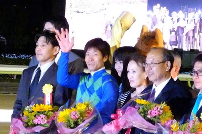 ファンの声援に応える森泰斗騎手（船橋）