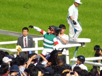 ゴーグルを投げ入れる池添謙一騎手