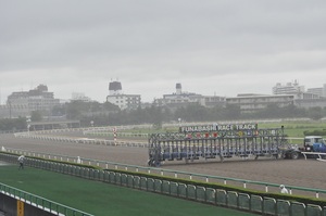 雨模様の船橋競馬場