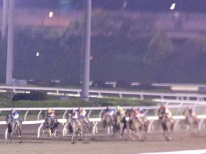 まずマカニビスティーが抜け出す