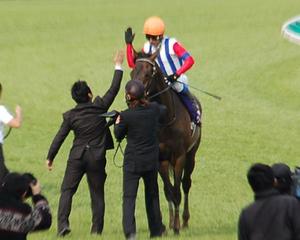 ハイタッチする岩田康誠