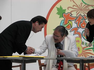 関口会長と佐々木修一調教師ががっちり握手