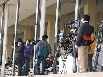 報道関係者多し