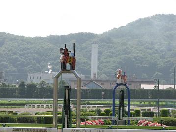 緑に囲まれた競馬場