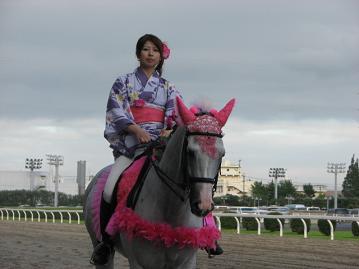 女性誘導員も浴衣姿