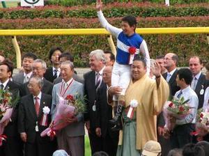 安藤勝己を抱え上げる千代大海